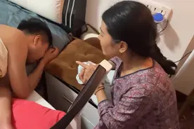 湖北一女婿喝多丈母娘认真听他嘟嘟囔囔！网友：说出了很多秘密？图片