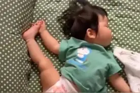 宝宝睡姿有多五花八门？宝妈掀开被子，感觉像是在抽盲盒图片