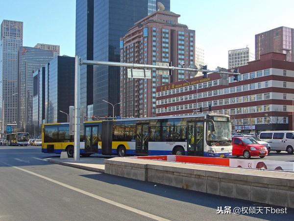看似寒酸的公交车，其实辆辆价格不菲