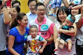 中国奥运冠军，娶体操队长，儿子5岁爆红，双胞胎女儿太像妈妈了图片