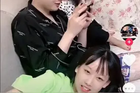 网红父女"互撩"、亲吻、造CP，有点恶心：没有界限感的父母太可怕图片