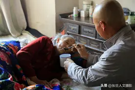 山西58岁聋哑人跟90岁老妈同住一个炕 尽孝道的精神被全村人感动图片