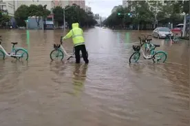 受暴雨影响 昆明市主城区部分公交临时改道、停运图片