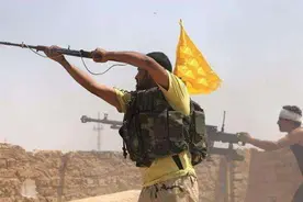 几万发子弹打不死人！非洲民兵手持AK，高举头顶进行豪放射击图片