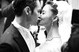 二婚时代来临，她们都二婚嫁给了比自己小的男人，还被宠成了公主图片