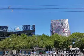 夏日游北京三里屯，看看有没有好看的街拍达人图片