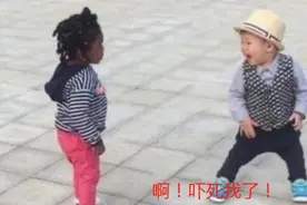 3岁宝宝偶遇“黑人宝宝”，手足无措对妈妈疯狂哭喊：这是啥呀？图片