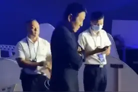 陈道明现身百花奖后台，来回踱步无人敢搭话，网友：走路都像上朝图片