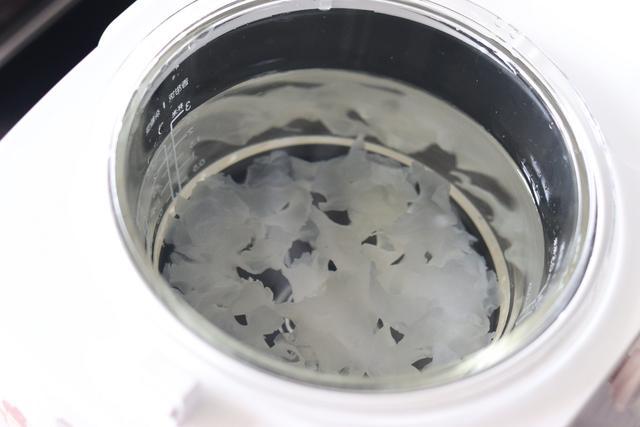 长期吃桃胶雪燕的功效 2026年长期吃雪燕桃胶皂角米的好处