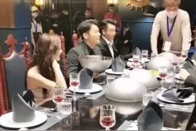 《跑男》首聚会太隆重！李晨郑恺西装革履，baby惊艳出场被冷落?图片