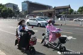 北京电动车头盔涨价卖断货，后备箱、后视镜也热销图片