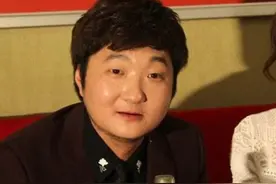王大治5段情史：抛弃发妻，婚内出轨激战董洁，弃女友，娶圈外女图片