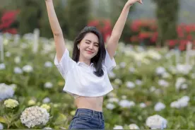 泰国第一美女真高调！穿泰式民族半身裙大胆秀长腿，这气场真绝了图片