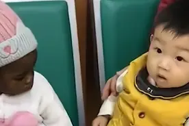 山东男童医院打针偶遇非洲宝宝，俩娃对视后当场看懵，网友笑翻了图片