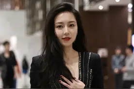 黄梦莹穿的裙子还真短啊，穿一件大V领黑裙，显得挺成熟很有韵味图片