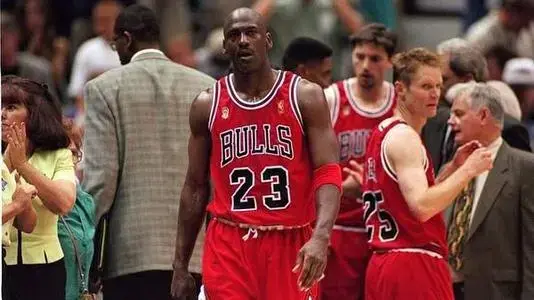 NBA纪实连载27:98年带领内忧外患的公牛三连冠，乔丹彻底封神上卷