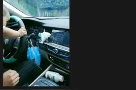 汉中两岁娃开车还发朋友圈炫耀？罚！图片