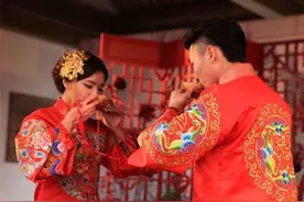 婆婆照顾怀孕3个月的女儿不伺候儿媳坐月子，儿媳：妈我都听你的图片