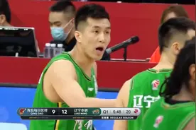 CBA争议一幕！杨鸣站起来质疑遭警告，蒋兴权无奈一笑图片