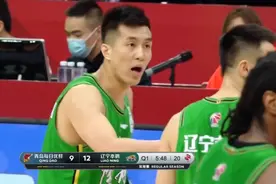 CBA争议一幕！杨鸣站起来质疑遭警告，蒋兴权无奈一笑图片