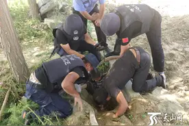 15分钟，民警徒手挖土救出身陷深坑男童图片