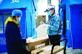 光谷疫情防控热线接线员余丹：从放声大哭到积极应对，“有时去治愈，常常去帮助，总是去安慰”图片