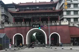 射洪县开源门的红绿灯设计巧妙图片