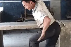 这个跳孔雀舞的农民大叔火了！网友：被种地耽误的灵魂舞者…图片