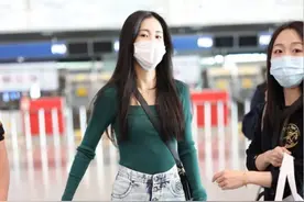 张碧晨真瘦，穿紧身针织衫都略显空荡，小蛮腰都快挂不住牛仔裤了图片