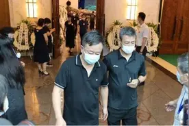 前天，朱军现沈力遗体告别仪式，半生光环褪去，一头白发令人唏嘘图片