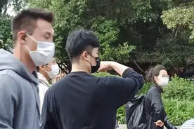 邓超鹿晗陈赫郑恺同游迪士尼，陈赫郑恺变奶爸，孙俪为小花理头发图片