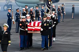 美军仪仗队抬棺有讲究，棺材重300多公斤，前总统国葬全球直播图片