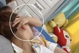 宝宝扯着妈妈的脸，想“面对面”入睡，家长共鸣：要求咋这么多？图片