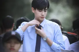 播放量5.4亿，长腿美男胡一天，终于正确地选择了适合自己的角色图片