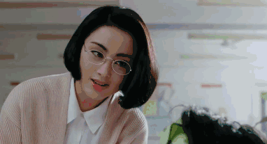 她参演了5部《逃学威龙》，戏份却越来越少，从女主逐渐演成女配