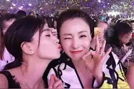 娱乐圈好闺蜜 陶虹和张庭一个性感一个少女 脸贴脸秀“恩爱”图片