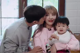 女明星真豪横！大钻石当脐环，比马甲线还要抢镜图片