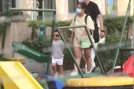 赵丽颖带儿子逛街，模仿儿子比手势互动有爱，萌娃五官酷似冯绍峰图片