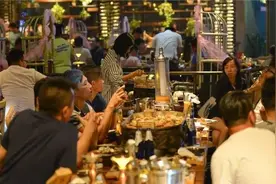 女子深夜醉酒回家，男性朋友一路送到家门口，结果还是出事了图片
