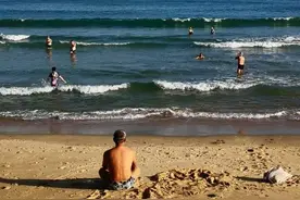 跟我一起游海南（31）在惊涛骇浪的海中游泳图片