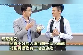 专家教你大蒜醋的做法，胃肠不好的人喝一点，比吃药都管用！