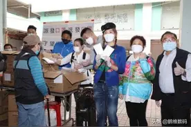 港星李彩桦现身街头送口罩，富豪老公亲自陪同！作秀还是真公益？图片