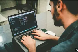 摸鱼大神！国外小哥上班5年白拿45万工资，离职后心碎了图片