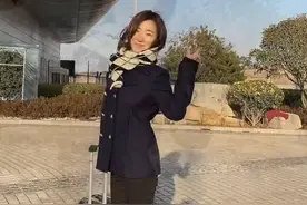35岁王丽坤近照消瘦过度？一双腿似筷子，网友大呼担心被崴断图片