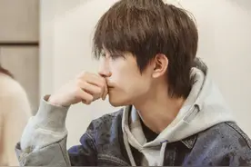 易烊千玺脏脏牛仔衣，潇洒不羁魅力少年，清浅微笑满眼温柔图片
