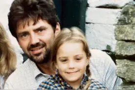 英王室父亲节分享温馨照，小凯特坐爸爸腿上，查尔斯幸福依偎威廉图片