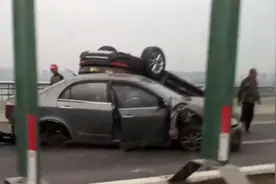 突发：南充二桥桥面发生交通事故，一辆车“四脚朝天”，一台车爆胎图片