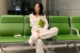 俏皮女神周雨彤一身休闲风，好身材遮不住，经常健身自带潇洒气场图片