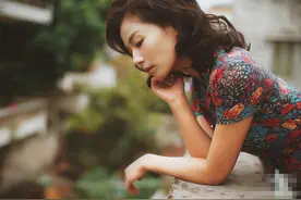 刘涛罕见晒新大片 复古贴身长裙勾勒火辣身材 纯素颜状态超能打图片