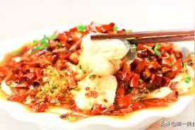 水煮鱼只服这种做法！巧去鱼刺，鱼肉鲜嫩香辣入味，一大盆不够吃图片